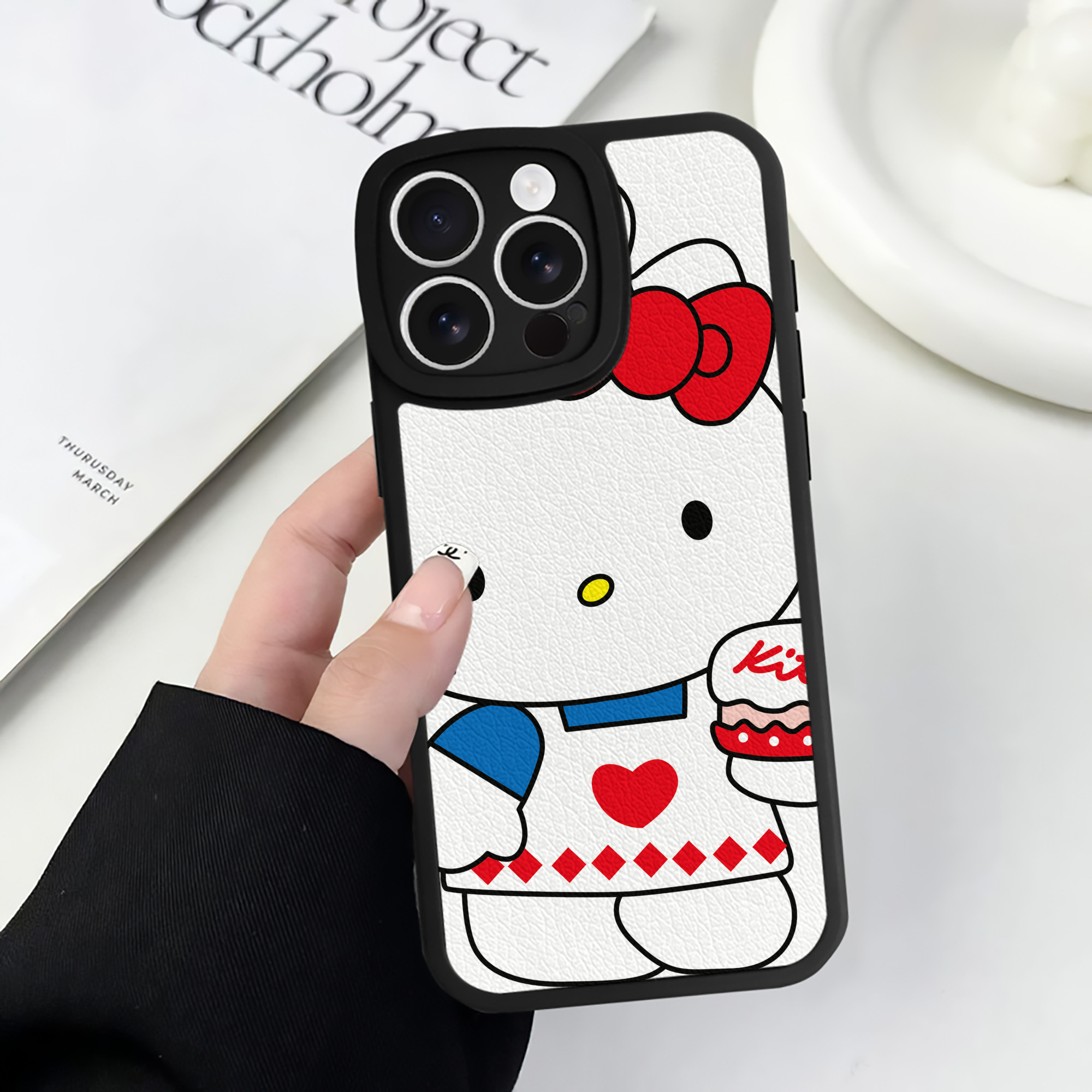 （画像用） Hello Kitty ハローキティ 【iPhone 16シリーズ対応】シリコンスマホケース（レザー調） 材質：シリコン